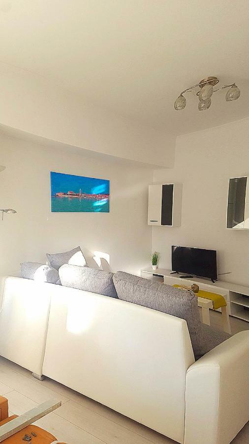 Apartmani "Sandro" Gonar Rab Town Extérieur photo