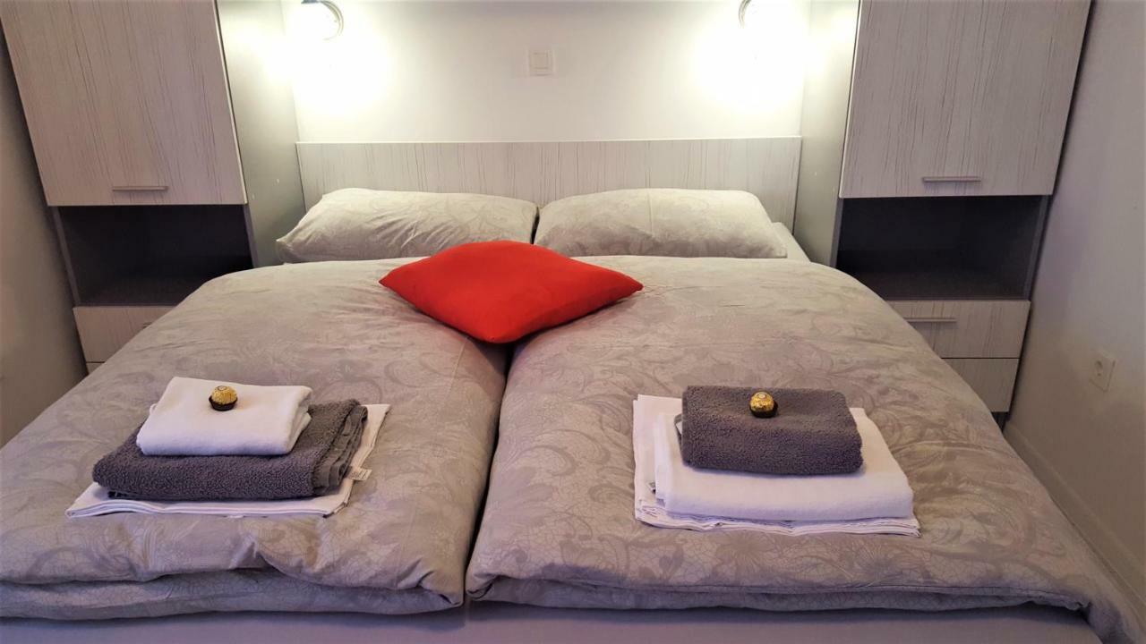 Apartmani "Sandro" Gonar Rab Town Extérieur photo